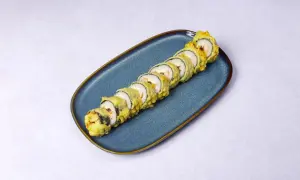 Chrupiące rolki sushi w tempurze, idealne do domowego przepisu. Pyszne i łatwe w przygotowaniu.