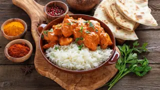 Pyszny kurczak tikka masala przepis: kremowy sos, ryż i chlebki naan.