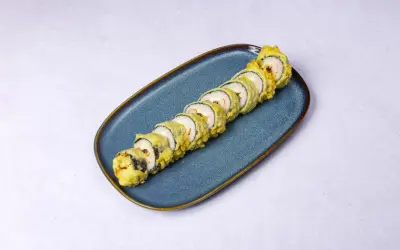 Chrupiące rolki sushi w tempurze, idealne do domowego przepisu. Pyszne i łatwe w przygotowaniu.