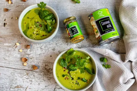 Pyszny zielony curry przepis na kremową zupę z mleczkiem kokosowym i pastą zielonego curry.