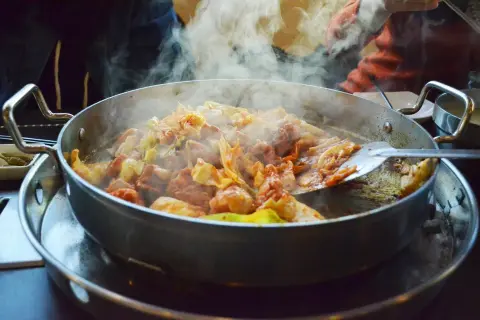 Jak ugotować makaron Chow Mein? Perfekcyjny i nieklejący się!
