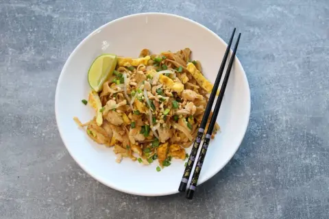Pad Thai jak z Bangkoku? Prosty przepis na idealny smak.