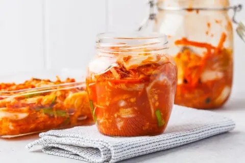 Z czego jest kimchi? Odkryj składniki i sekrety smaku!