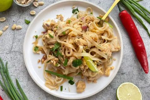Pyszny makaron do pad thai z kurczakiem, orzeszkami ziemnymi i limonką. Idealny na szybki obiad.
