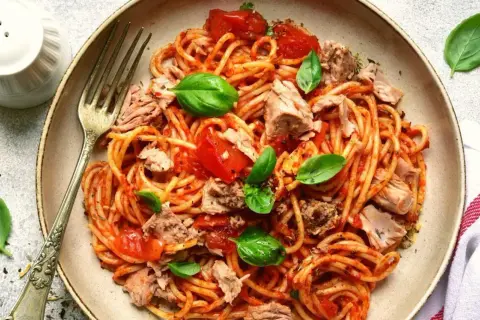 Pyszne spaghetti z tuńczykiem: Obiad w 15 min jak z włoskiej trattorii