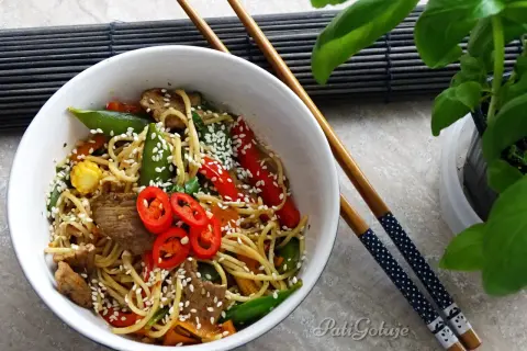 Jak zrobić Chow Mein w domu? Przepis krok po kroku i triki mistrza.