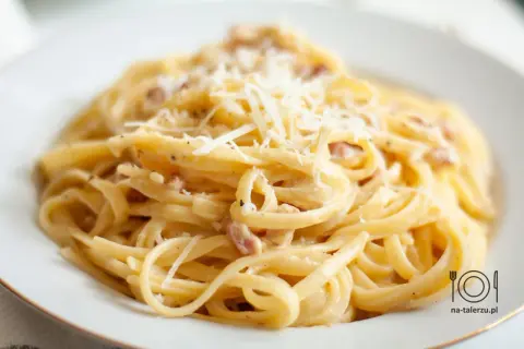 Spaghetti Carbonara bez śmietany: zrób idealny sos jak Włoch!