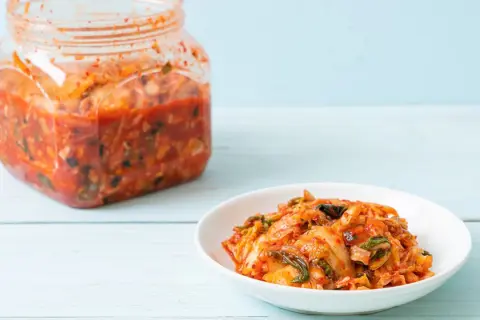 Kimchi: Zdrowe jelita, odporność i... na co uważać?