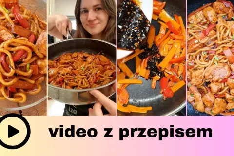 Kolorowy makaron udon z kurczakiem i warzywami, przygotowany według prostego przepisu. Wideo z przepisem.