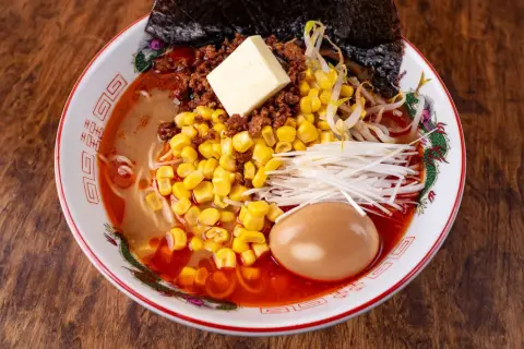 Pyszny przepis na ramen z mielonym mięsem, kukurydzą, jajkiem i masłem. Idealny na chłodne dni.
