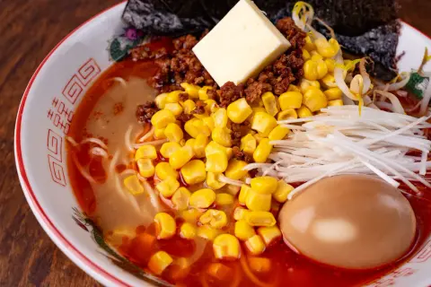 Miseczka zupy ramen z masłem, mielonym mięsem, kukurydzą, szczypiorkiem i jajkiem. Pyszny przepis na ramen jak z MasterChefa!