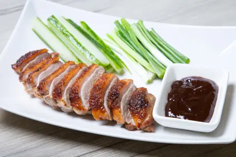 Kaczka po pekińsku z ogórkiem, szczypiorkiem i sosem hoisin do czego? Idealnie pasuje do tego dania, podkreślając jego smak.