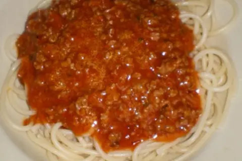 Nigdy więcej mdłego sosu! Jak doprawić mięso mielone do spaghetti.