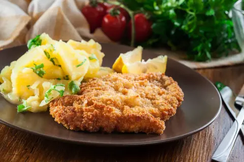 Chrupiący schabowy w panko z ziemniakami i cytryną. Idealny obiad na każdą okazję.