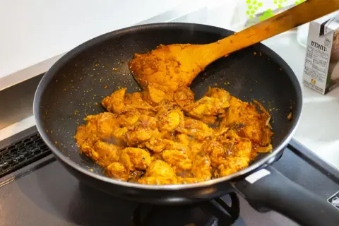 Kurczak w sosie curry na patelni, gotowy do podania z makaronem. Jak zrobić pasta curry?