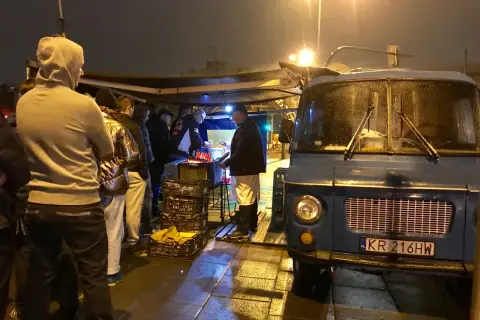 Kiełbaski z Nyski: Kraków nocą, sekret smaku i praktyczne wskazówki