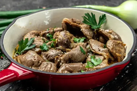 Miękkie żołądki drobiowe? Tradycyjny gulasz, który zawsze się udaje!