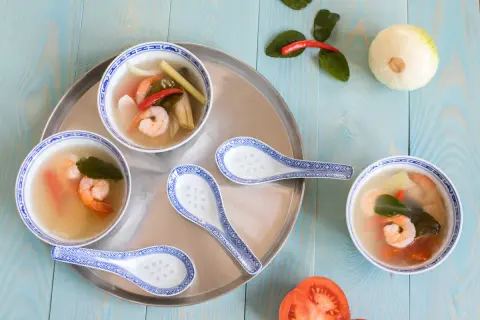 Aromaticzny przepis na zupę tajską z krewetkami, chili i trawą cytrynową. Idealny na rozgrzewający posiłek.