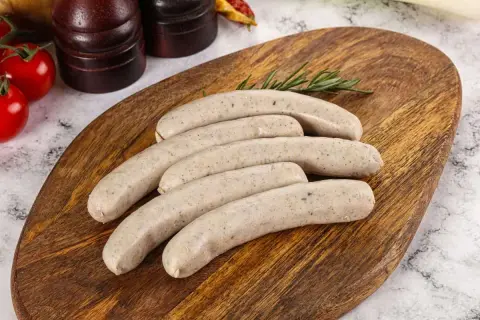 Biała kiełbasa: Jak parzyć, by była soczysta i nie pękała?