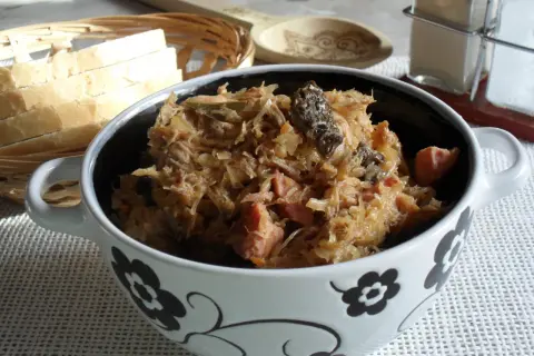 Bigos: Jakie przyprawy dodawać, by smakował jak u babci?