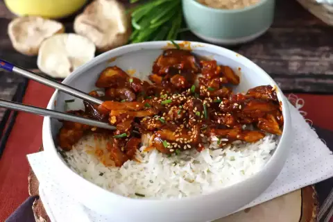 Miseczka ryżu z duszonymi grzybami shiitake w sosie. Idealne danie, gdy szukasz inspiracji na grzyby shiitake przepisy.