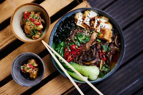 Ile kalorii ma ramen? Przewodnik po smakach i lżejszych opcjach