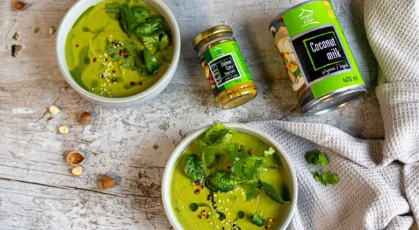Pyszny zielony curry przepis na kremową zupę z mleczkiem kokosowym i pastą zielonego curry.