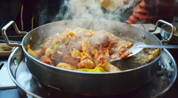 Jak ugotować makaron Chow Mein? Perfekcyjny i nieklejący się!