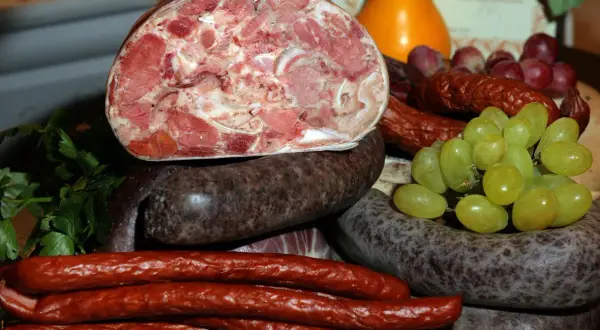 Kiełbasa z Nyski: Kultowy smak PRL-u. Gdzie zjeść dziś legendę?