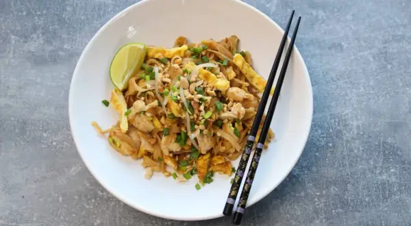 Pad Thai jak z Bangkoku? Prosty przepis na idealny smak.