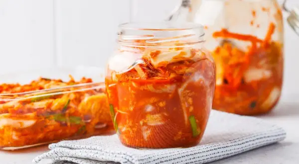Z czego jest kimchi? Odkryj składniki i sekrety smaku!