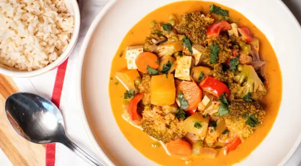 Pyszny, wegetariański massaman curry przepis z tofu, brokułami i marchewką w kremowym sosie. Podany z brązowym ryżem.
