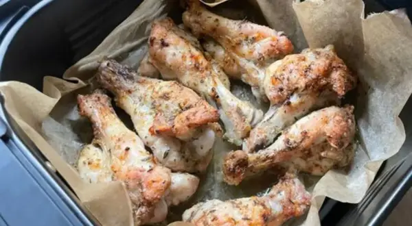 Chrupiące skrzydełka kurczaka w air fryer, przyprawione ziołami, gotowe do podania.