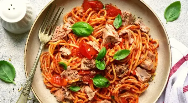 Pyszne spaghetti z tuńczykiem: Obiad w 15 min jak z włoskiej trattorii