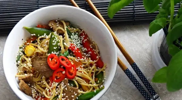 Jak zrobić Chow Mein w domu? Przepis krok po kroku i triki mistrza.