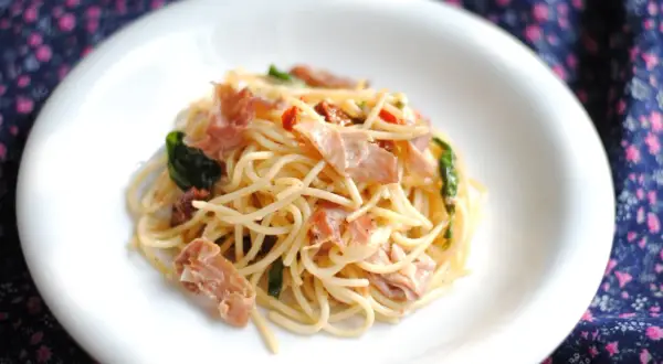 Spaghetti z szynką parmeńską: Przepis, warianty i uniknij błędów