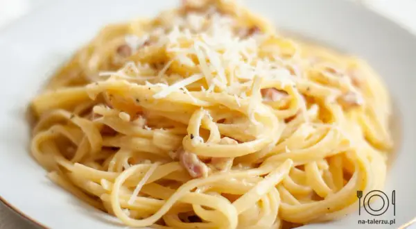 Spaghetti Carbonara bez śmietany: zrób idealny sos jak Włoch!