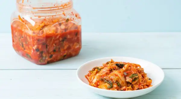 Kimchi: Zdrowe jelita, odporność i... na co uważać?