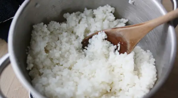 Idealny ryż do sushi: przepis krok po kroku. Uniknij błędów!