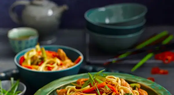 Makaron Chow Mein: Z czym jeść? Sekrety smaku i idealnej tekstury.