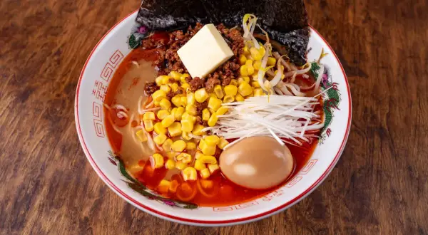 Pyszny przepis na ramen z mielonym mięsem, kukurydzą, jajkiem i masłem. Idealny na chłodne dni.