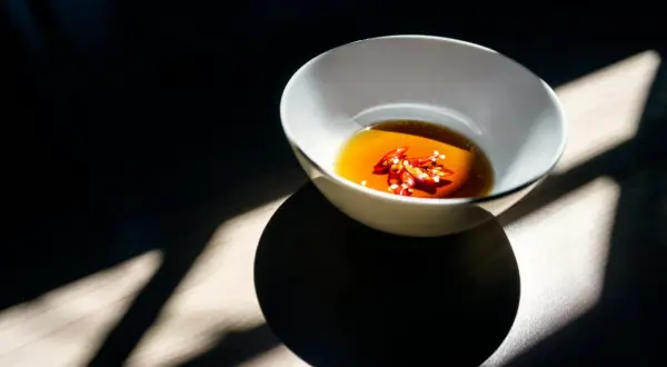 Sos rybny z chili, idealny do dań kuchni azjatyckiej, dodaje smaku i ostrości.