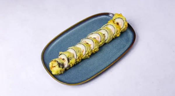 Chrupiące rolki sushi w tempurze, idealne do domowego przepisu. Pyszne i łatwe w przygotowaniu.