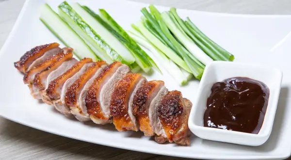 Kaczka po pekińsku z ogórkiem, szczypiorkiem i sosem hoisin do czego? Idealnie pasuje do tego dania, podkreślając jego smak.