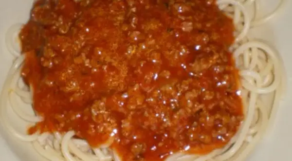 Nigdy więcej mdłego sosu! Jak doprawić mięso mielone do spaghetti.