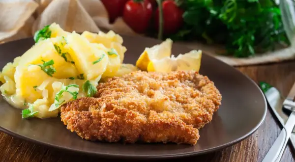 Chrupiący schabowy w panko z ziemniakami i cytryną. Idealny obiad na każdą okazję.
