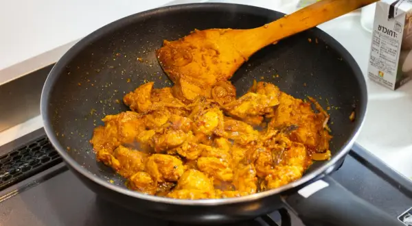 Kurczak w sosie curry na patelni, gotowy do podania z makaronem. Jak zrobić pasta curry?
