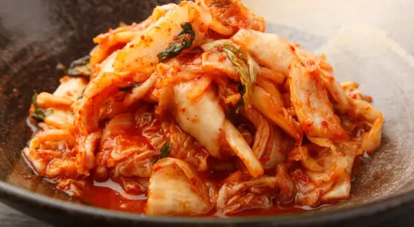 Kimchi: Z czym jeść? Poznaj zaskakujące połączenia smaków!