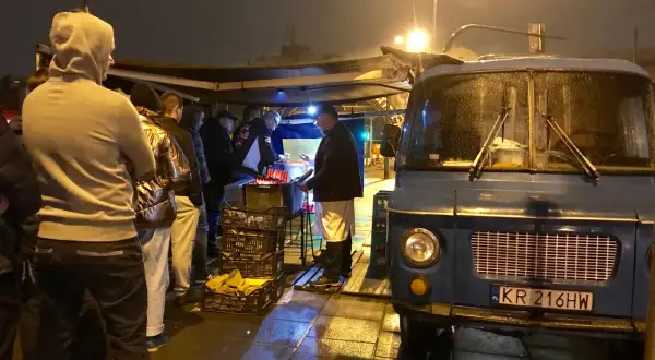 Kiełbaski z Nyski: Kraków nocą, sekret smaku i praktyczne wskazówki