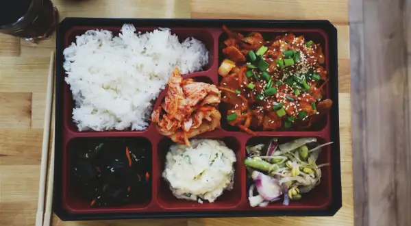 Kimchi w Warszawie: Gdzie kupić najlepsze? Przewodnik eksperta!